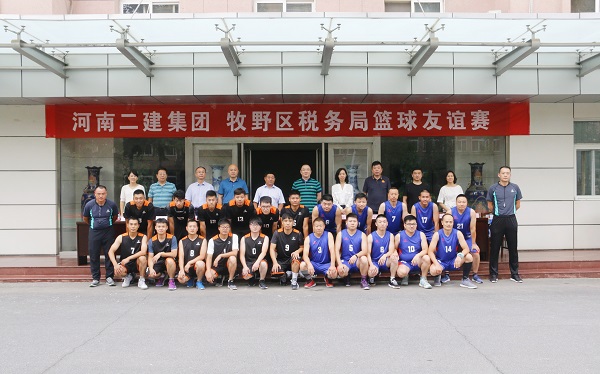 在場(chǎng)領(lǐng)導(dǎo)與比賽人員合影留念.jpg 在場(chǎng)領(lǐng)導(dǎo)與比賽人員合影留念.jpg