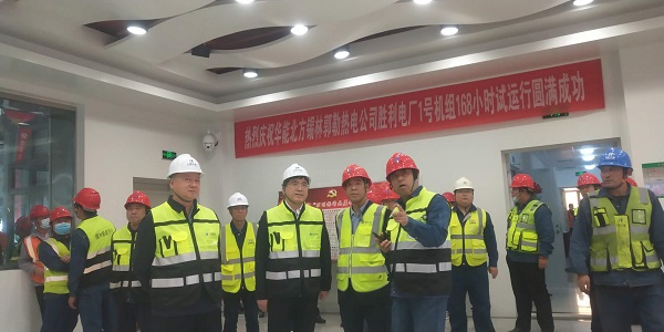 集團(tuán)公司副總經(jīng)理賈建龍與北方聯(lián)合電力公司董事長(zhǎng)李向良、基建副總李悅、北方錫林浩特?zé)犭姽径麻L(zhǎng)李文東在移交現(xiàn)場(chǎng)親切交流.jpg 集團(tuán)公司副總經(jīng)理賈建龍與北方聯(lián)合電力公司董事長(zhǎng)李向良、基建副總李悅、北方錫林浩特?zé)犭姽径麻L(zhǎng)李文東在移交現(xiàn)場(chǎng)親切交流.jpg