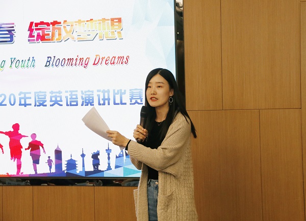 河南財經(jīng)政法大學(xué)翟亞迪博士對選手的表現(xiàn)進(jìn)行點評.jpg 河南財經(jīng)政法大學(xué)翟亞迪博士對選手的表現(xiàn)進(jìn)行點評.jpg