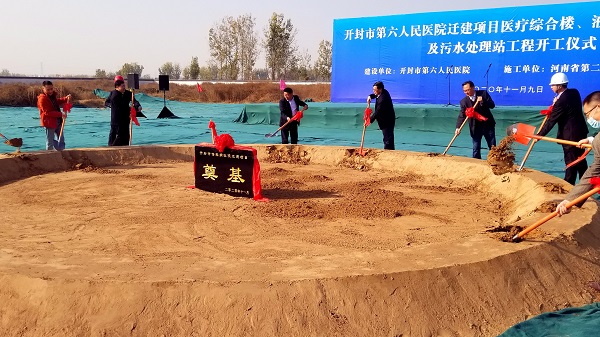 2、出席開工儀式的領(lǐng)導(dǎo)培土奠基.jpg 2、出席開工儀式的領(lǐng)導(dǎo)培土奠基.jpg