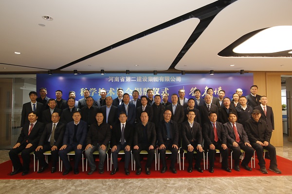 與會(huì)領(lǐng)導(dǎo)和會(huì)員代表合影留念.jpg 與會(huì)領(lǐng)導(dǎo)和會(huì)員代表合影留念.jpg
