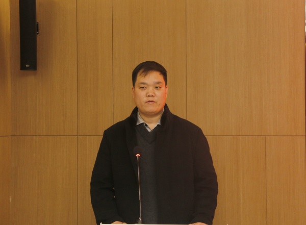 “格局屏天下”河南分院執(zhí)行院長(zhǎng)楊銘博致辭.jpg “格局屏天下”河南分院執(zhí)行院長(zhǎng)楊銘博致辭.jpg