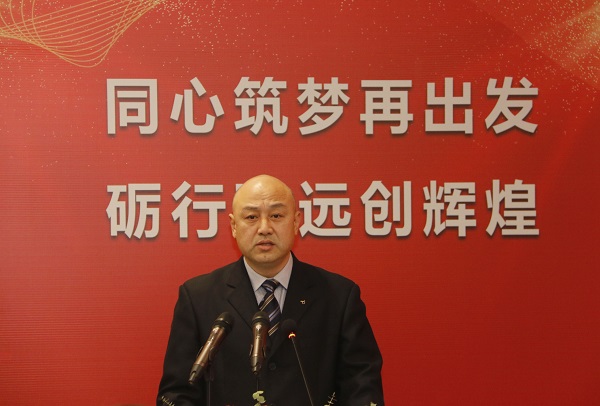 集團(tuán)公司工會(huì)主席賈向軍宣讀《關(guān)于表彰2020年度先進(jìn)單位和先進(jìn)個(gè)人的決定》.jpg 集團(tuán)公司工會(huì)主席賈向軍宣讀《關(guān)于表彰2020年度先進(jìn)單位和先進(jìn)個(gè)人的決定》.jpg