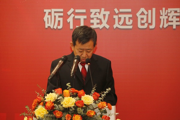 集團(tuán)公司副總經(jīng)理閆龍廣宣讀《關(guān)于表彰2020年度優(yōu)秀分包商的決定》.jpg 集團(tuán)公司副總經(jīng)理閆龍廣宣讀《關(guān)于表彰2020年度優(yōu)秀分包商的決定》.jpg
