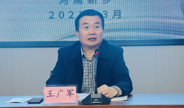 4、河南省住房和城鄉(xiāng)建設(shè)廳城市管理處處長王廣軍發(fā)表講話.jpg 4、河南省住房和城鄉(xiāng)建設(shè)廳城市管理處處長王廣軍發(fā)表講話.jpg