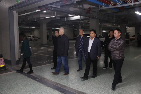 驗(yàn)收委員會專家察看地下車庫.JPG 驗(yàn)收委員會專家察看地下車庫.JPG