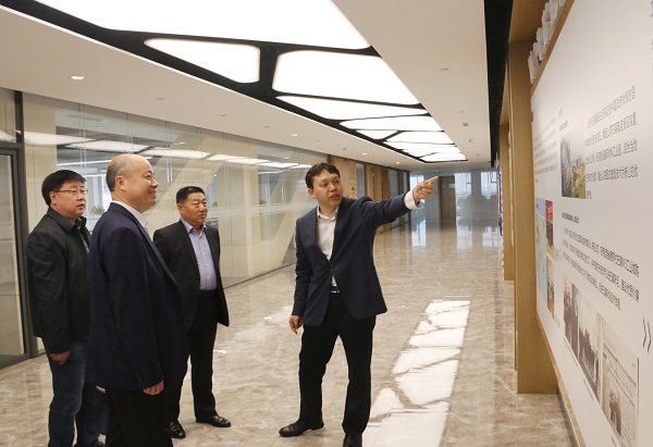 1、參觀集團公司總部文化走廊.jpg