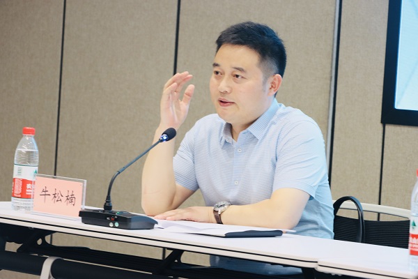 2、河南省建筑勞務(wù)管理辦公室人事科科長牛松楠發(fā)表講話.jpg 2、河南省建筑勞務(wù)管理辦公室人事科科長牛松楠發(fā)表講話.jpg