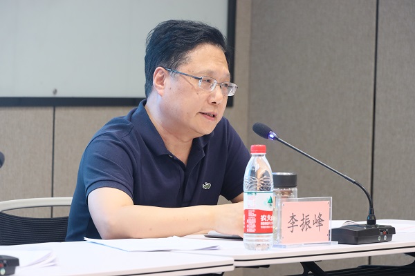 3、河南省建筑勞務(wù)管理辦公室勞務(wù)科科長李振峰發(fā)表講話.jpg 3、河南省建筑勞務(wù)管理辦公室勞務(wù)科科長李振峰發(fā)表講話.jpg