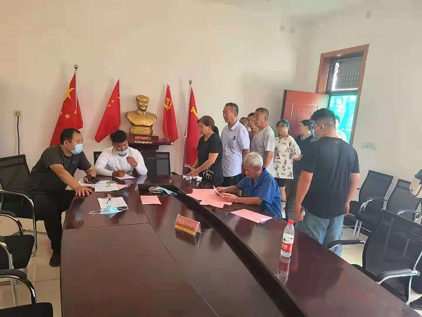3、工程技術(shù)人員為村民登記危房,便于提高效率,快捷排查.jpg 3、工程技術(shù)人員為村民登記危房,便于提高效率,快捷排查.jpg