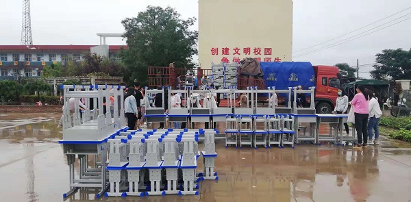 5、向三十九中捐贈(zèng)的課桌椅運(yùn)抵學(xué)校.jpg 5、向三十九中捐贈(zèng)的課桌椅運(yùn)抵學(xué)校.jpg