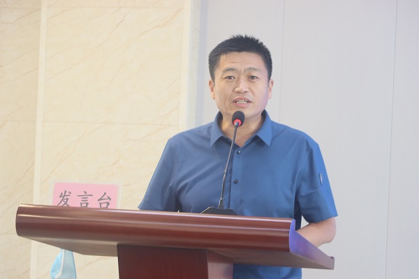3、新鄉(xiāng)市市政工程處有限公司黨委副書記、董事張家偉作總結(jié)發(fā)言.jpg 3、新鄉(xiāng)市市政工程處有限公司黨委副書記、董事張家偉作總結(jié)發(fā)言.jpg