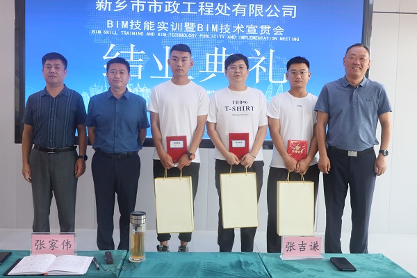 4、參會領(lǐng)導(dǎo)為優(yōu)秀學員頒獎.jpg 4、參會領(lǐng)導(dǎo)為優(yōu)秀學員頒獎.jpg