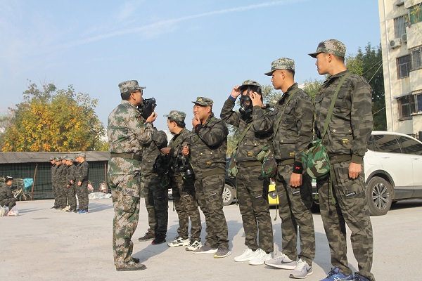 3.穿戴防毒面具訓(xùn)練.JPG 3.穿戴防毒面具訓(xùn)練.JPG