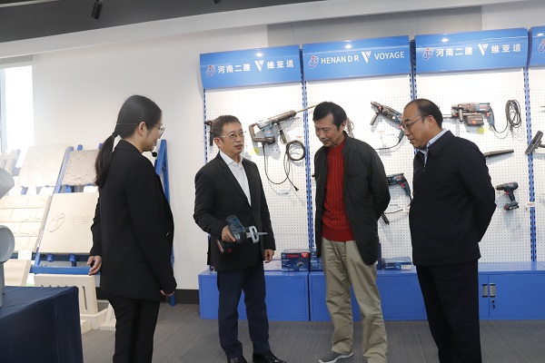 5董事長示范新型工器具操作方法.JPG 5董事長示范新型工器具操作方法.JPG