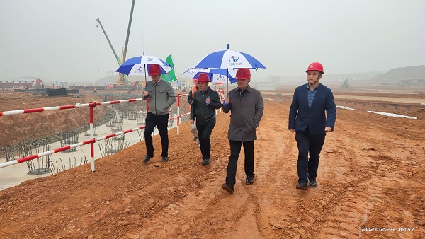 集團公司董事、副總經(jīng)理崔向軍視察施工現(xiàn)場.jpg