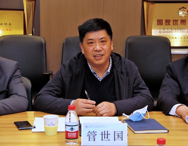河南省建筑業(yè)協(xié)會(huì)中小企業(yè)分會(huì)秘書長管世國主持簽約儀式.JPG 河南省建筑業(yè)協(xié)會(huì)中小企業(yè)分會(huì)秘書長管世國主持簽約儀式.JPG