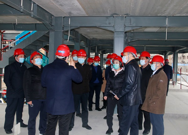 省住房城鄉(xiāng)建設廳調研組視察輝縣市冀屯鎮(zhèn)村民住房災后重建集中安置項目2.JPG