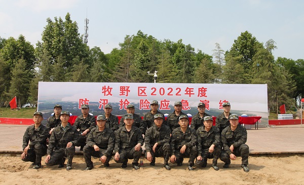 集團(tuán)公司民兵合影.JPG 集團(tuán)公司民兵合影.JPG