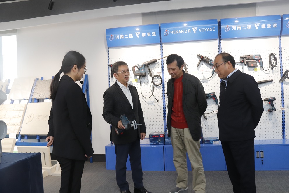 集團公司董事長黃道元示范新型工器具操作方法.jpg