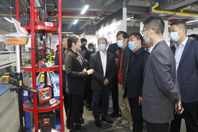 集團公司董事長黃道元示范新型工器具操作方法.jpg