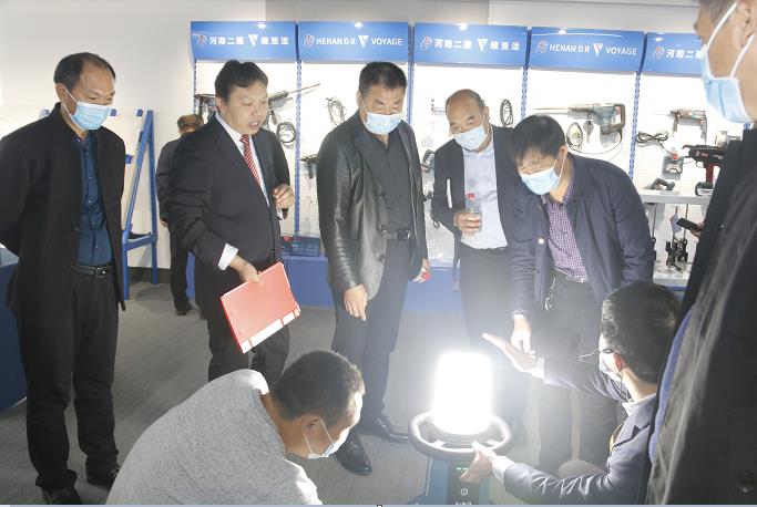 集團公司董事長黃道元示范新型工器具操作方法.jpg