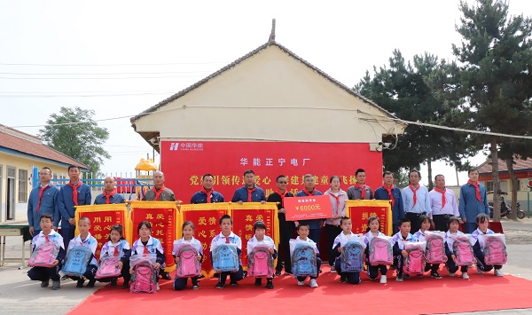 2、捐資助學(xué)活動人員合影.jpg 2、捐資助學(xué)活動人員合影.jpg