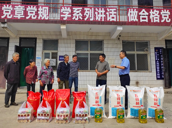 集團公司董事、副總經(jīng)理、分公司經(jīng)理、黨總支書記崔向軍一行走進獅豹頭鄉(xiāng)土池村開展慰問.jpg 集團公司董事、副總經(jīng)理、分公司經(jīng)理、黨總支書記崔向軍一行走進獅豹頭鄉(xiāng)土池村開展慰問.jpg
