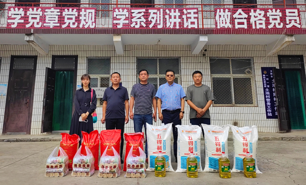 集團公司董事、副總經(jīng)理、分公司經(jīng)理、黨總支書記崔向軍一行與土池村村支部書記、駐村干部合影留念.jpg 集團公司董事、副總經(jīng)理、分公司經(jīng)理、黨總支書記崔向軍一行與土池村村支部書記、駐村干部合影留念.jpg