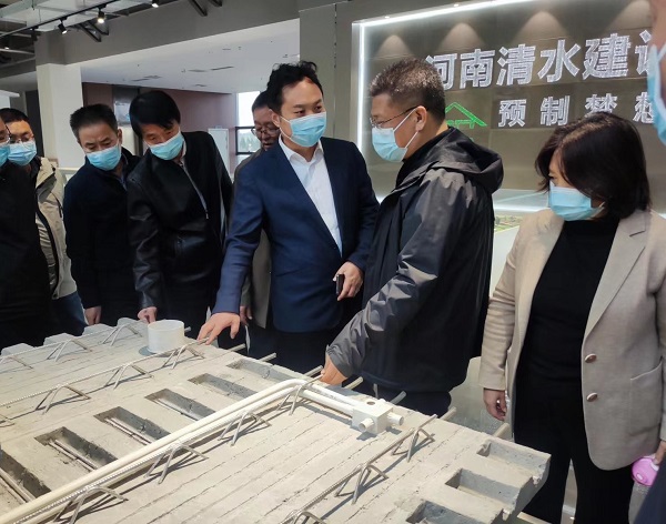 1住建局領(lǐng)導(dǎo)參觀清水科技展廳.jpg 1住建局領(lǐng)導(dǎo)參觀清水科技展廳.jpg