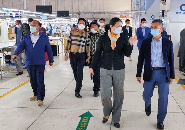 3董事長一行走訪嘉麟杰時(shí)尚(私人)有限公司紡織工廠.jpg 3董事長一行走訪嘉麟杰時(shí)尚(私人)有限公司紡織工廠.jpg