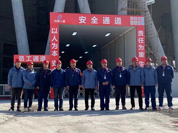 與業(yè)主、參建單位合影.jpg 與業(yè)主、參建單位合影.jpg