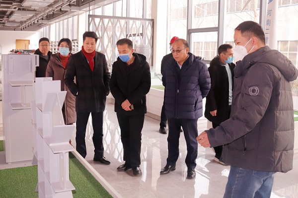 魏克龍一行參觀園區(qū)辦公樓展廳.jpg 魏克龍一行參觀園區(qū)辦公樓展廳.jpg