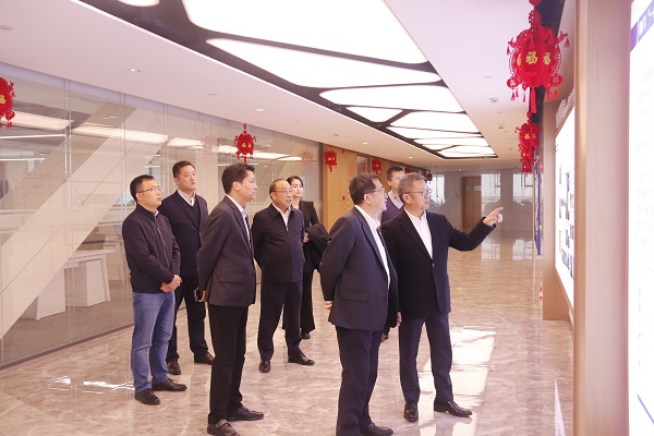 參觀集團總部文化長廊.JPG 參觀集團總部文化長廊.JPG
