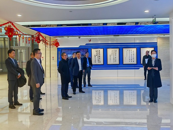 參觀國機工程集團企業(yè)長廊.jpg 參觀國機工程集團企業(yè)長廊.jpg