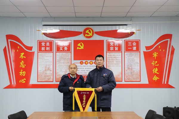 2、項目領(lǐng)導為先進黨員突擊隊員頒發(fā)流動紅旗.jpg 2、項目領(lǐng)導為先進黨員突擊隊員頒發(fā)流動紅旗.jpg