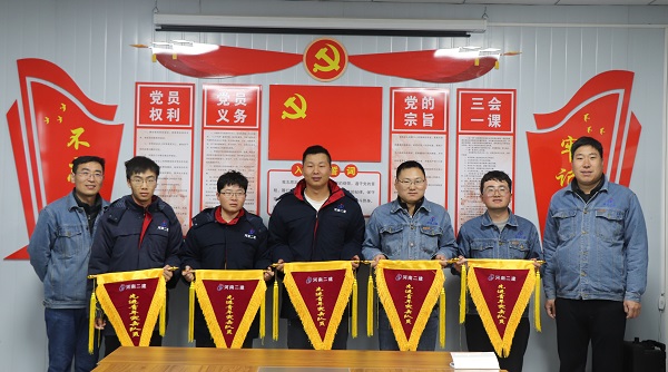 3、項目領(lǐng)導為先進青年突擊隊員頒發(fā)流動紅旗.JPG 3、項目領(lǐng)導為先進青年突擊隊員頒發(fā)流動紅旗.JPG