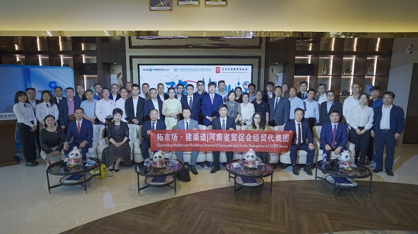 圖片2:河南省貿(mào)促會(huì)經(jīng)貿(mào)代表團(tuán)合影.jpg 圖片2:河南省貿(mào)促會(huì)經(jīng)貿(mào)代表團(tuán)合影.jpg