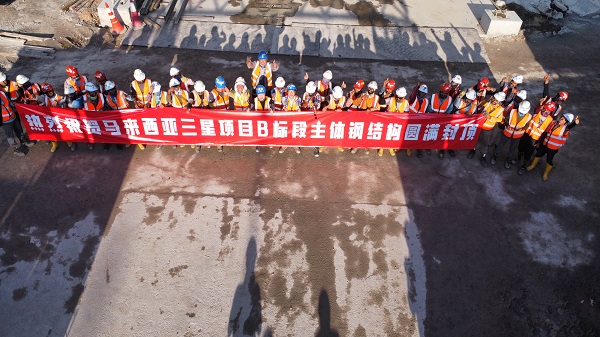封頂后項(xiàng)目人員開心合影.jpg 封頂后項(xiàng)目人員開心合影.jpg