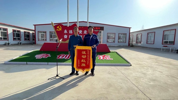 1、華能正寧電廠廠長(zhǎng)王興俊向河南二建正寧項(xiàng)目部黨支部授予流動(dòng)紅旗.jpg 1、華能正寧電廠廠長(zhǎng)王興俊向河南二建正寧項(xiàng)目部黨支部授予流動(dòng)紅旗.jpg