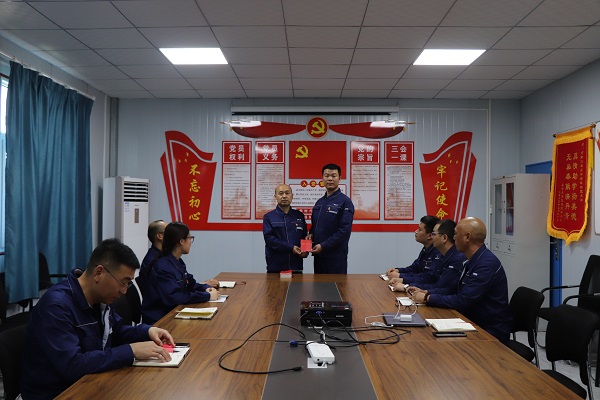 5、華能正寧項(xiàng)目部黨支部為黨員發(fā)放黨章.jpg 5、華能正寧項(xiàng)目部黨支部為黨員發(fā)放黨章.jpg