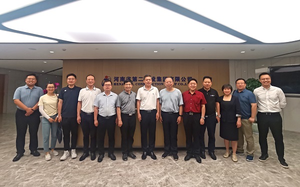 與會(huì)人員合影.jpg 與會(huì)人員合影.jpg