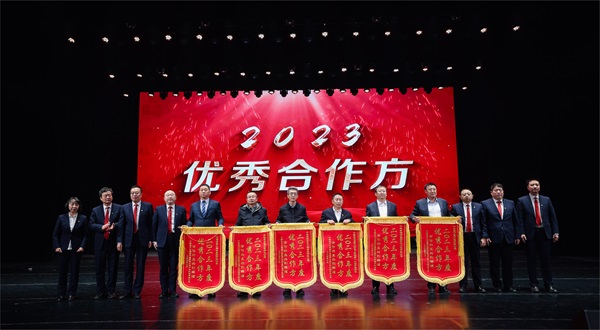 集團(tuán)公司總經(jīng)理登臺(tái)領(lǐng)獎(jiǎng) - 副本.jpg 集團(tuán)公司總經(jīng)理登臺(tái)領(lǐng)獎(jiǎng) - 副本.jpg