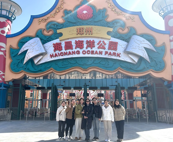 8第二項(xiàng)目管理部組織女職工到鄭州海昌海洋公園游玩.jpg 8第二項(xiàng)目管理部組織女職工到鄭州海昌海洋公園游玩.jpg