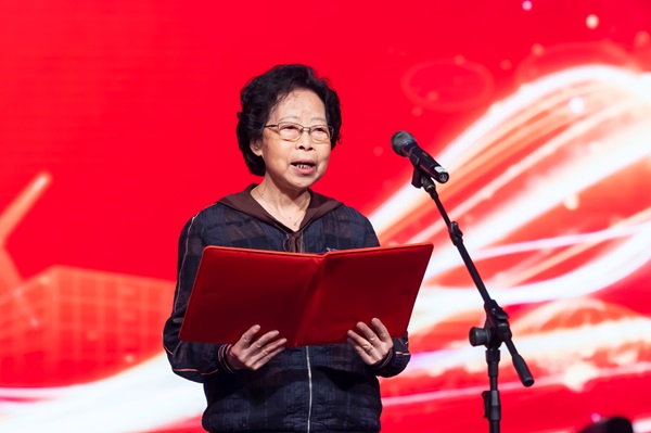 5離退休員工代表曲予英發(fā)言.jpg 5離退休員工代表曲予英發(fā)言.jpg