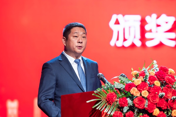 9集團(tuán)公司總經(jīng)理馮戰(zhàn)光宣讀表彰通知.jpg 9集團(tuán)公司總經(jīng)理馮戰(zhàn)光宣讀表彰通知.jpg