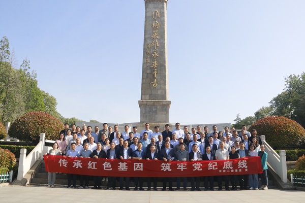 黨員干部在紀(jì)念碑下的合影.JPG 黨員干部在紀(jì)念碑下的合影.JPG
