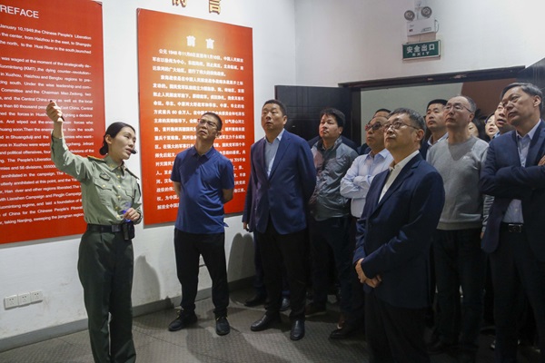 黨員干部重溫革命歷史.JPG 黨員干部重溫革命歷史.JPG