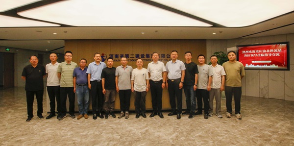參會(huì)人員合影.JPG 參會(huì)人員合影.JPG
