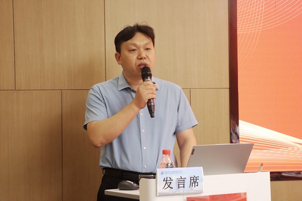 河南省建筑業(yè)協(xié)會建筑技術(shù)專業(yè)委員會主任、集團(tuán)總工程師兼人力資源總監(jiān)蘇群山致辭.jpg 河南省建筑業(yè)協(xié)會建筑技術(shù)專業(yè)委員會主任、集團(tuán)總工程師兼人力資源總監(jiān)蘇群山致辭.jpg